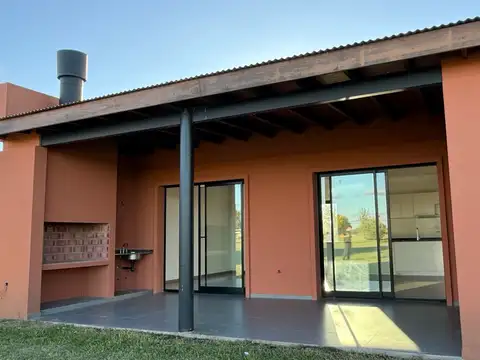 Casa a estrenar, en el corazón de La Federala, donde el verde y la tranquilidad son protagonistas