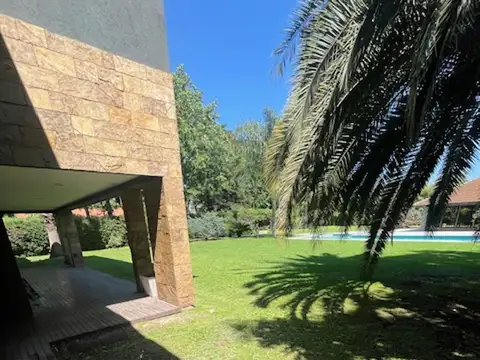 Casa en Venta con 3 cocheras
