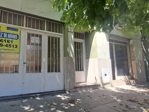 CASA 3 AMB CON LOCAL, GARAGE,PARA VARIOS AUTOS, JARDIN CON PARRILLA, PATIO Y TERRAZA X TODA LA SUPERFICIE REF. 889