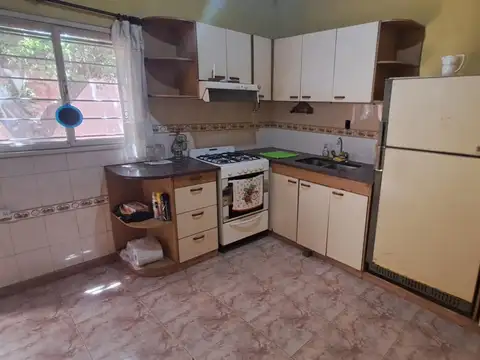 CASA 3 AMB CON LOCAL, GARAGE,PARA VARIOS AUTOS, JARDIN CON PARRILLA, PATIO Y TERRAZA X TODA LA SUPERFICIE REF. 889