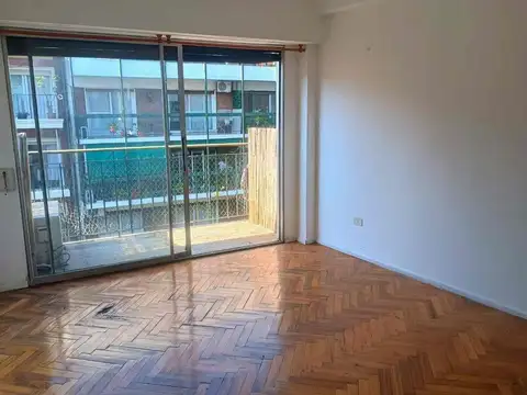 Luminoso 2 amb y medio con balcón. A reciclar