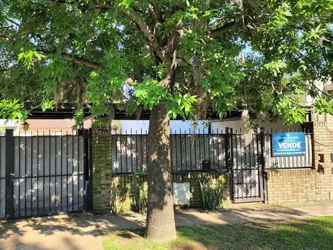 Casa Centrica en Funes, 2 dormitorios y pileta  