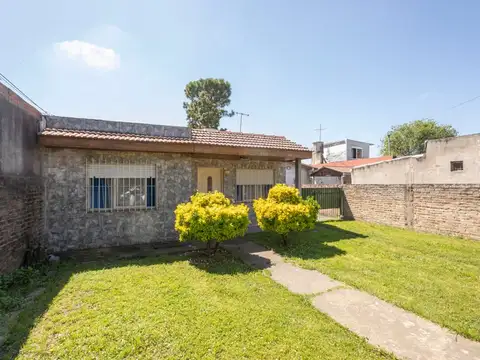 CASA 3 AMBIENTES  BERAZATEGUI GRAN TERRENO
