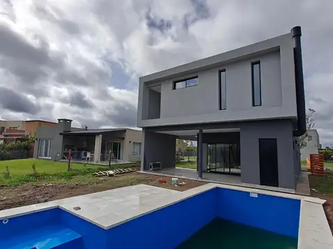 Casa de dos plantas con pileta en Pilar del Este San Ramon