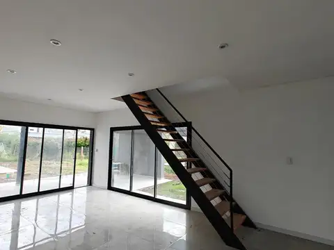 Casa 4 ambientes con 2 baños