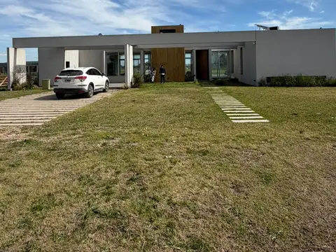 Casa en Venta con 4 cocheras