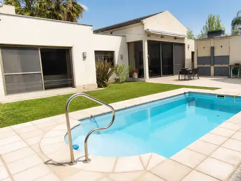 Casa en Venta con 2 cocheras