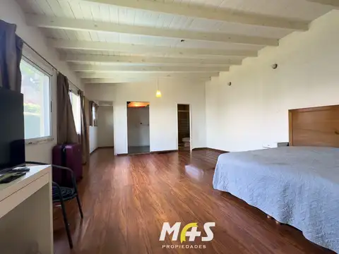 Casa en Alquiler con 2 cocheras