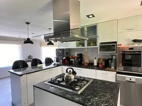 Casa 5 ambientes con 2 baños