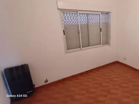 Casa 2 dormitorios en alquiler permanente en Roldan