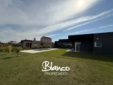Casa 5 ambientes con 3 baños