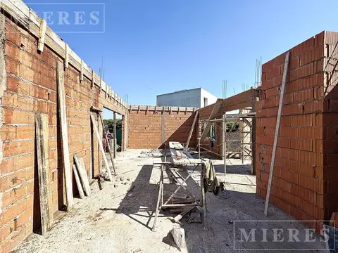Casa en venta sobre lote Laguna Barrio Norte El Canton Escobar