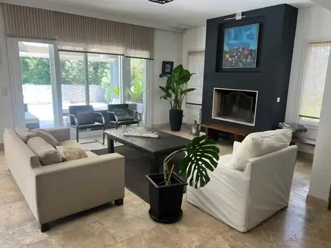 Casa en Alquiler con 5 cocheras