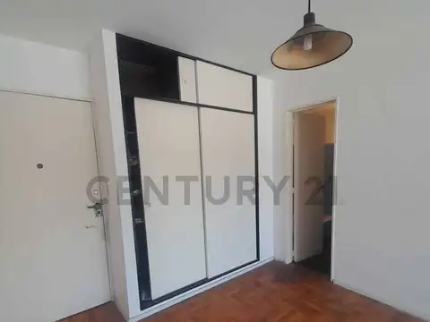 Monoambiente con balcón en venta Almagro