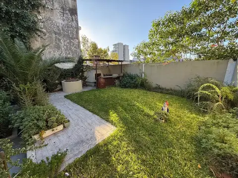 CASA A LA VENTA DOS DORMITORIOS TERRENO LIBRE Y QUINCHO  