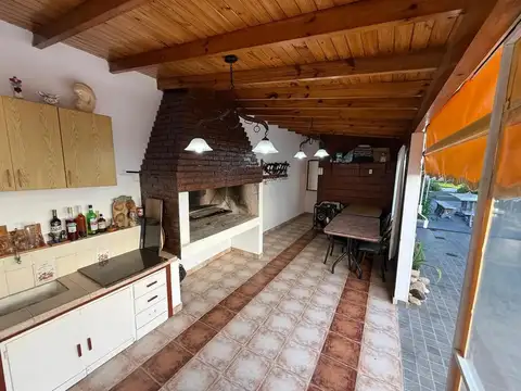CASA A LA VENTA DOS DORMITORIOS TERRENO LIBRE Y QUINCHO  