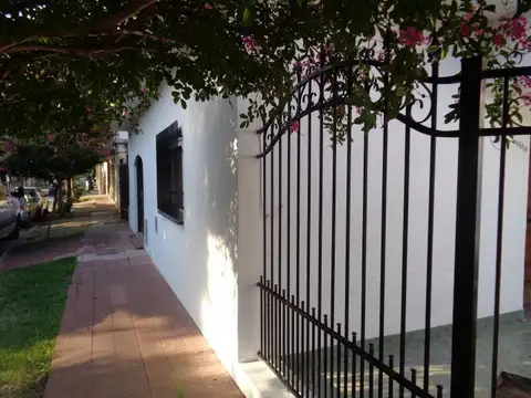 Casa 5 ambientes con 1 baño