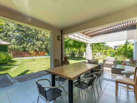 Casa en Venta con 2 cocheras