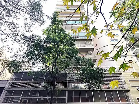 Departamento 3 ambientes con amplio comedor diario, Cochera y Baulera, en Caballito