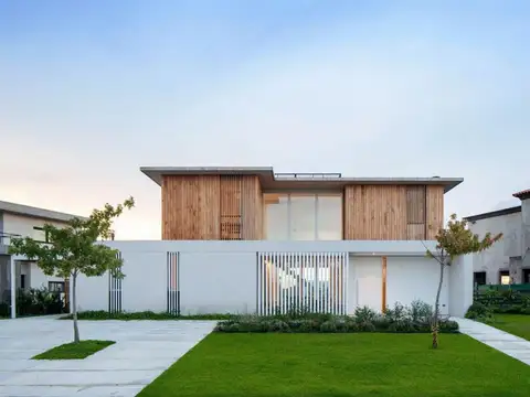 CASA A LA LAGUNA, BARRIO COSTAS PUERTOS ESCOBAR