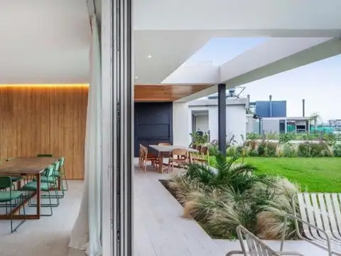 Casa 7 ambientes con 2 baños