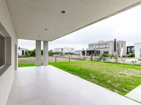 Casa 5 ambientes con 3 baños