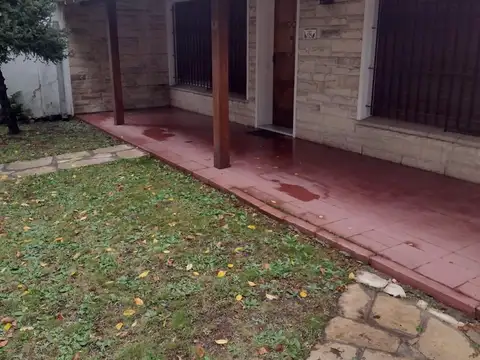 VENTA - Casa de 4 amb. en San Isidro. Con buen terreno de 312 m2, jardín y mucho potencial!