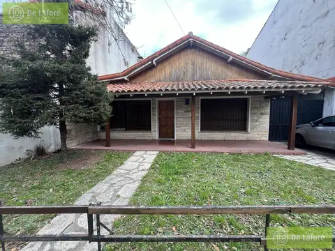 VENTA - Casa de 4 amb. en San Isidro. Con buen terreno de 312 m2, jardín y mucho potencial!