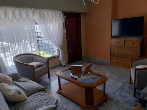 Casa 6 ambientes con 2 baños