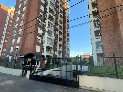 Departamento en venta de 3 Ambientes con cochera en subsuelo en las Torres de Fierro, Apto crédito 