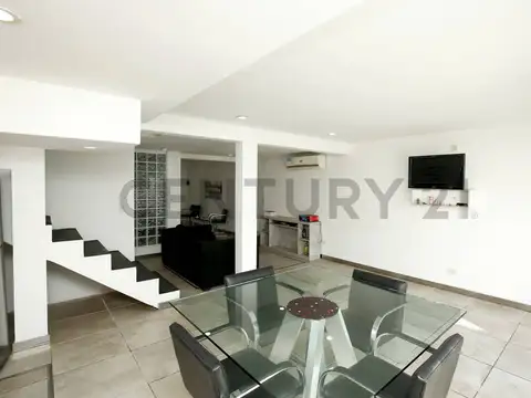 Casa de 3 dormitorios con parque y cochera en La Plata