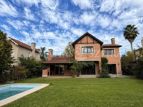 Venta de Casa 5 Ambientes en Parque Leloir, Ituzaingó