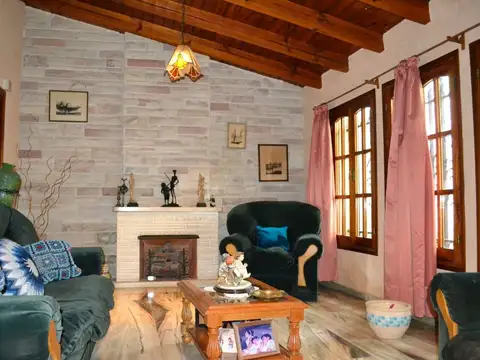 Casa 4 ambientes con 2 baños