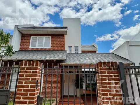 Casa en venta con amplio jardín y pileta en 36 17 y 18