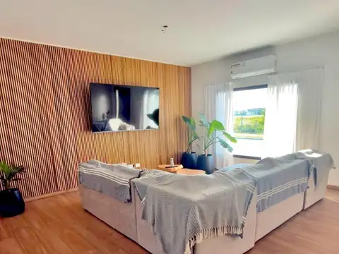 Casa en Alquiler con 2 cocheras