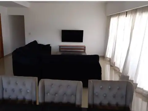 Casa en Alquiler Temporal con 2 cocheras