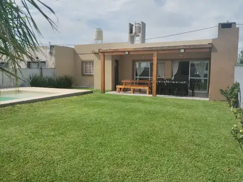 VENTA CASA TRES DORMITORIOS PILETA EN LA CAROLINA