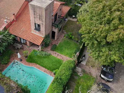 Casa 4 ambientes en esquina con jardín y pileta – Lomas de San Isidro