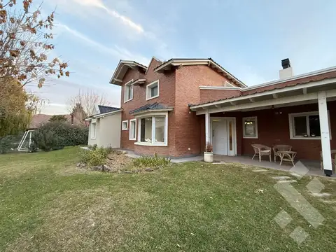 En Venta  & Alquiler| Casa de Nivel Gerencial | 4 Dormitorios | Barrio Comahue Golf Club | Neuquén