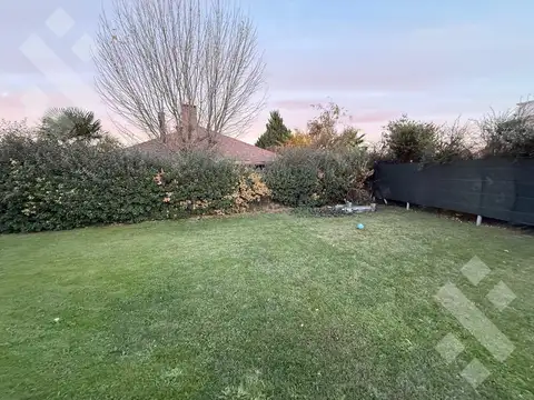 Casa en Alquiler con 2 cocheras