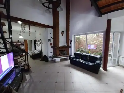 Casa en Venta con 3 cocheras