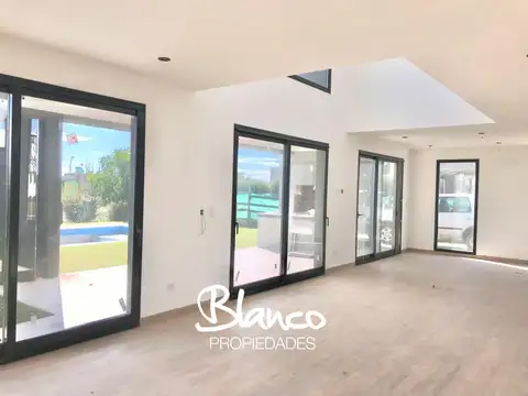 Casa en Venta con 3 cocheras