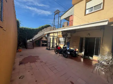 Casa 8 ambientes con 3 baños