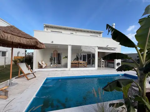 Venta casa 5 ambientes en San Ramón Pilar del Este