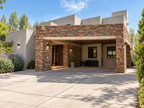 Casa en venta en edmundo correas el remanso.