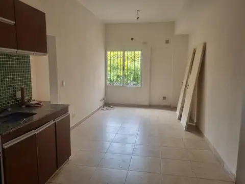 Departamento al fte 2 ambientes. 200mts estacion Haedo