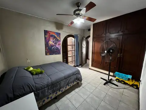 Casa 8 ambientes con 5 baños
