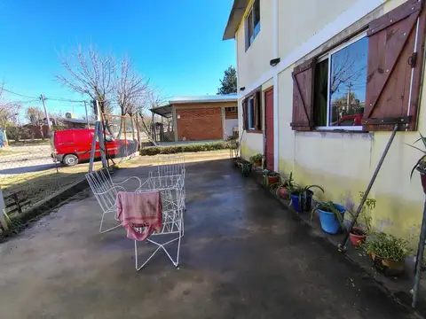 Casa 8 ambientes con 3 baños