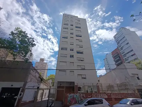 Venta depto 1 dorm. con cochera y baulera – 55 e/ 4 y 5 – luminoso, impecable y