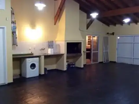 CASA CON 3 DORMITORIOS + 3 BAÑOS + GARAGE PARA 4 AUTOS - SOBRE LOTE DE 1.000 M2